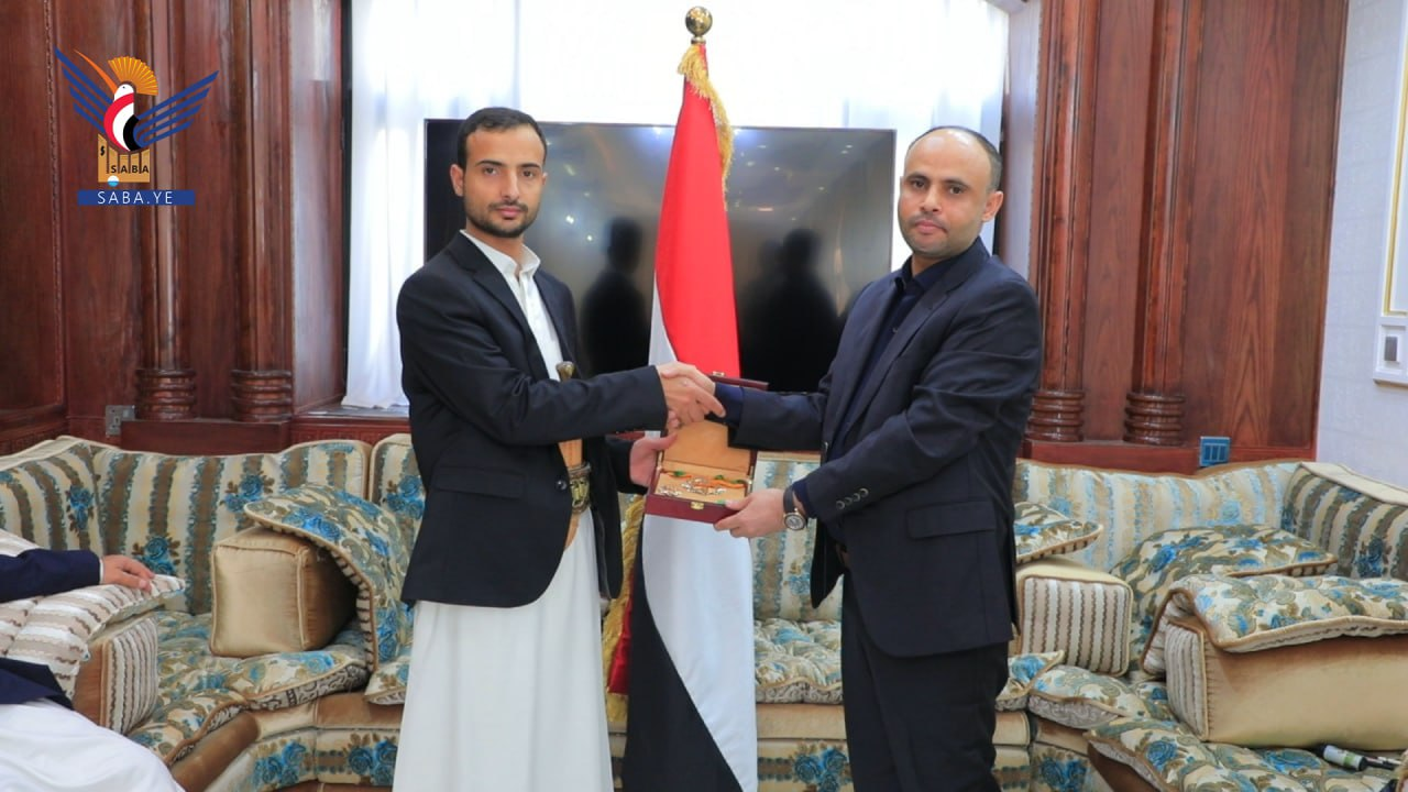 الرئيس المشاط يكرم أسرة الشهيد القائد حسين بن بدر الدين الحوثي